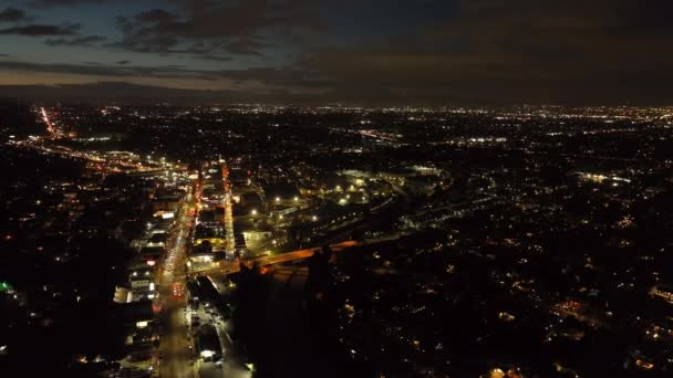 Letecký Snímek Panoramatický Snímek Městské Čtvrti Noci Pouliční Světla Auta — Stock video