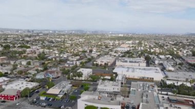 Metropolis 'in varoşlarındaki binaların havadan panoramik görüntüsü. Düz arazide büyük bir şehir. Los Angeles, Kaliforniya, ABD.