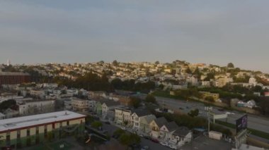 Konut semtindeki evler ve çok yönlü otoyol çevresi. San Francisco, California, ABD