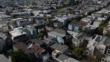 Şehir merkezindeki evlerin yüksek açılı görüntüsü. Şehrin varoşlarında yükselen tepeleri ortaya çıkarın. San Francisco, California, ABD