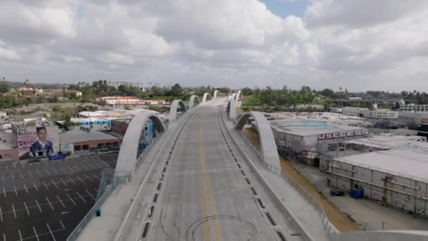 Imágenes Aéreas Carretera Vacía Puente Calle Elevado Por Encima Los — Vídeo de stock