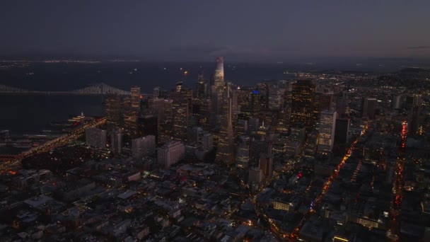 ライトアップされたダウンタウンの夜の空中パノラマ映像 トランスアメリカピラミッド Salesforceタワー 夕暮れ時の高層ビル周辺 米国カリフォルニア州サンフランシスコ — ストック動画