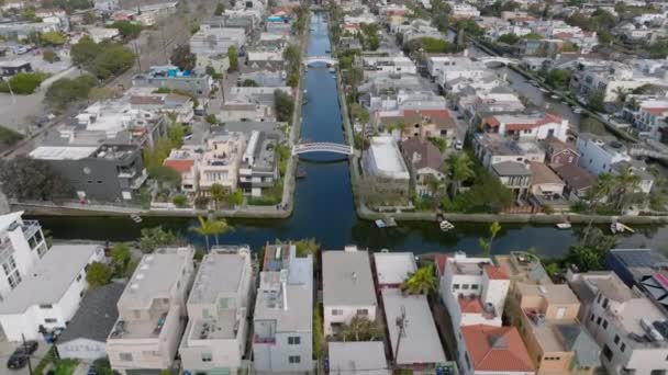 Erstaunliche Aufnahmen Einer Luxuriösen Wohngegend Mit Künstlichen Wasserkanälen Vorwärts Fliegen — Stockvideo