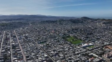 Metropolis 'teki yerleşim yerlerinin inanılmaz hava görüntüleri. Ufukta evler ve sokaklar var. San Francisco, California, ABD