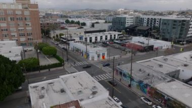 Şehir merkezinin caddelerindeki trafiğin hava görüntüsü. Arabalar kavşaktan geçiyor. Los Angeles, Kaliforniya, ABD.