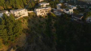 Parlak gün ışığıyla aydınlatılan konutların yüksek açılı manzarası. Hollywood Tepeleri 'ndeki evleri göster. Los Angeles, Kaliforniya, ABD.