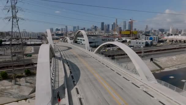Лети Над Сучасним Автомобільним Мостом Через Річку Залізничну Лінію Cityscape — стокове відео