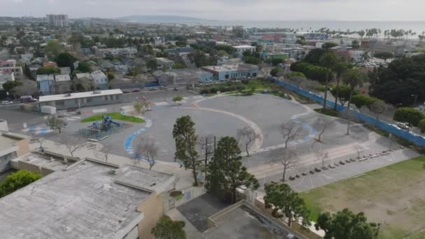 Deslizamento Aéreo Pan Filmagem Área Asfalto Com Playgrounds Esportivos Local — Vídeo de Stock