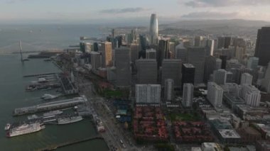 Günbatımında Financial District 'teki bir grup modern yüksek binaların panoramik görüntüsü. San Francisco, California, ABD