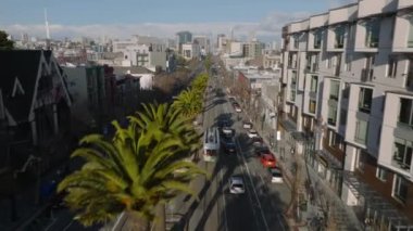 Market caddesindeki tarihi tramvay PCC 'sinde ilerliyoruz. Ortasında palmiye ağaçları olan geniş bir bulvar. San Francisco, California, ABD