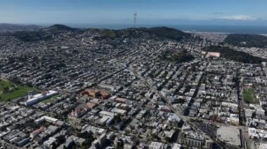 Metropolis 'teki sokakların ve binaların hava panoramik görüntüleri. Sutro telekomünikasyon kulesi olan Rising Hills ve Twin Peaks. San Francisco, California, ABD