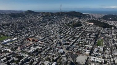 Şehir merkezindeki evlerin hava panoramik görüntüleri. Arka planda Twin Peaks ve Sutro telekomünikasyon kulesi. San Francisco, California, ABD