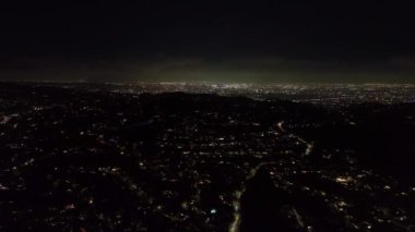 Gece Metropolis 'in hava panoramik görüntüleri. Şehir ışıkları ve şehir merkezinde parlıyor. Los Angeles, Kaliforniya, ABD.