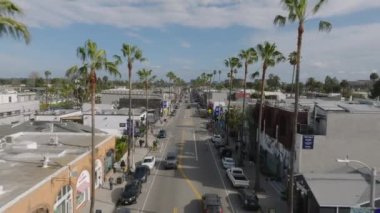 Avuç içleriyle bulvarın üstünde uçuyorlar. Şehirdeki caddelerde araba ve bisikletçiler sürüyor. Los Angeles, Kaliforniya, ABD.
