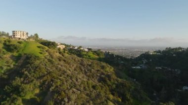 Hollywood Hills 'teki vadinin üstünde, Metropolis' in yukarısındaki lüks yerleşim bölgesinde. Yüksek katlı ofis binalarıyla şehir manzarasını gözler önüne seriyor. Los Angeles, Kaliforniya, ABD.