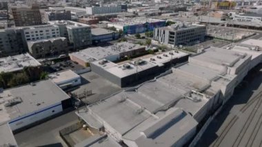 Kentsel çevredeki binaların yüksek açılı manzarası. Şehir merkezindeki gökdelenlerin görüntülerini yukarı kaldır. Los Angeles, Kaliforniya, ABD.