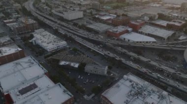 Alacakaranlıkta Metropolis 'teki yoğun ulaşım altyapısının yüksek açılı görüntüsü. Şehirdeki çok şeritli otobandaki araçlar. San Francisco, California, ABD