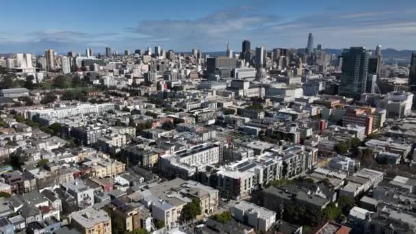 大都市建筑物的空中升降画面 逐渐揭示了金融区的现代摩天大楼 美国加利福尼亚州旧金山 — 图库视频影像