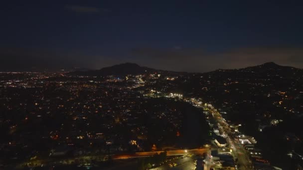 Лети Над Городом Ночью Жилой Городской Район Освещенные Улицы Лос — стоковое видео