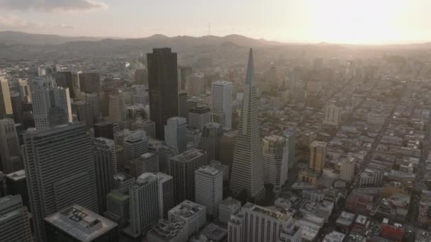 日落时都市的空中全景 著名的泛美航空金字塔被高层办公大楼或市中心的公寓环绕 美国加利福尼亚州旧金山 — 图库视频影像