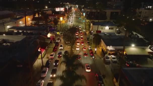 Sledování Aut Jedoucích Širokém Bulváru Letecký Snímek Osvětlené Ulice Večerních — Stock video