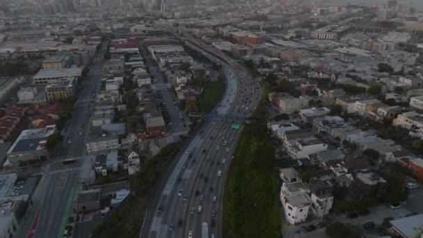 戻る忙しい高速道路の都市を介して巻線の上に飛ぶ 近代的なダウンタウンの高層ビルで街並みを明らかにしてください 米国カリフォルニア州サンフランシスコ — ストック動画