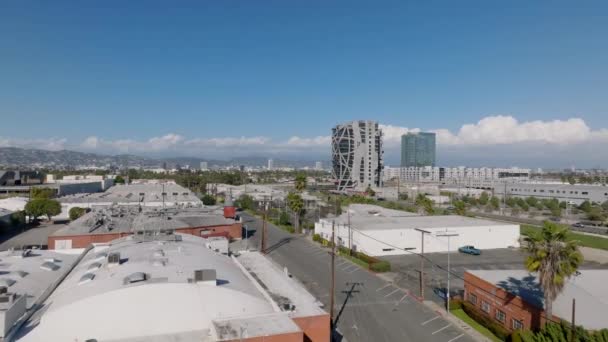 Légi Felvétel Alacsony Lapos Tetőfedésű Üzleti Csarnokokról Városi Negyedben Modern — Stock videók