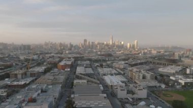 Gün batımında şehir merkezinde gökdelenleri olan şehir manzarası. Metropolün havadan panoramik görüntüsü. San Francisco, California, ABD