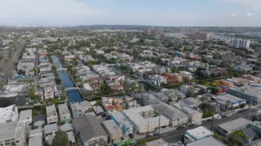 Venedik borough 'un meşhur tarihi su kanallarıyla çekilmiş panoramik görüntüleri. Metropolis 'te bir yerleşim yeri. Los Angeles, Kaliforniya, ABD.