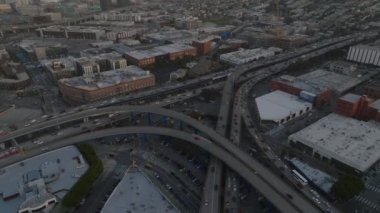 Şehirdeki ulaşım altyapısının yoğun saatlerdeki hava görüntüleri. Çok katlı yol kavşağında yoğun trafik var. San Francisco, California, ABD