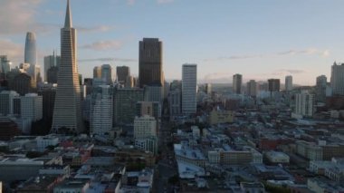 Şehir merkezindeki gökdelenlerin altın saatindeki panoramik görüntüleri. İleri uçaklar şehir merkezinin üzerinde. San Francisco, California, ABD