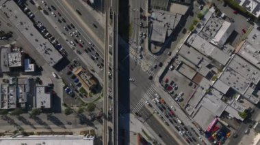 Şehrin demiryolu köprüsü altındaki işlek kavşağın aşağı inen görüntüsü. Los Angeles, Kaliforniya, ABD.