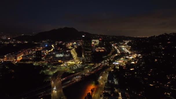 マルチレーン高速道路や都市近郊の都市照明での交通量が多い 夜のスタジオシティ 米国カリフォルニア州ロサンゼルス — ストック動画