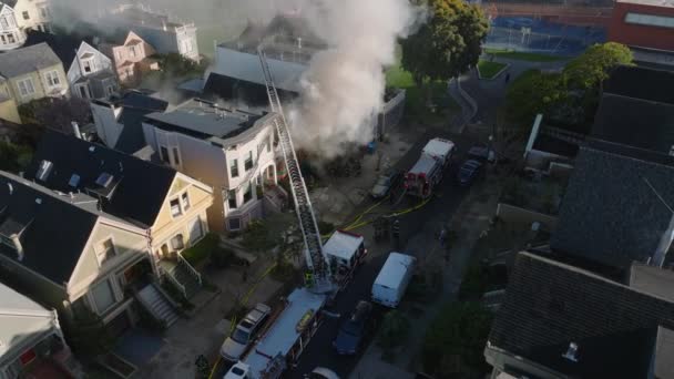 Woonhuis Rij Van Gebouwen Langs Straat Staat Brand Brandweerlieden Met — Stockvideo
