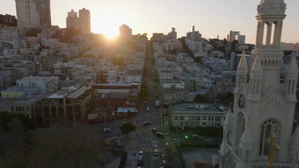 Voorwaarts Vliegen Rond Kerktorens Gebouwen Stadsdeel Bij Zonsondergang San Francisco — Stockvideo