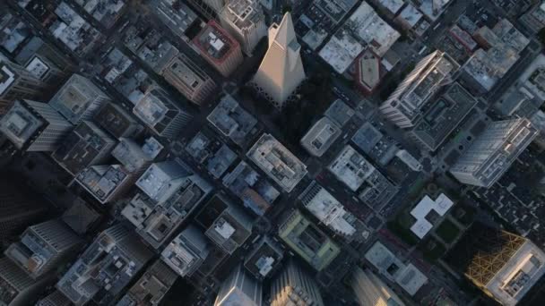 町の開発のトップダウンのパンニング映像 トランスアメリカピラミッドや周辺の通りや建物の上を飛ぶ 米国カリフォルニア州サンフランシスコ — ストック動画