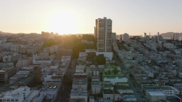 大都市の建物の上を飛ぶ 住宅都市の自治区の夕日に対して 米国カリフォルニア州サンフランシスコ — ストック動画