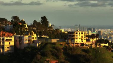 Hollywood Hills 'teki lüks konutların hava kaydırağıyla çekim. Şehir merkezindeki gökdelenleri gözler önüne seriyor. Los Angeles, Kaliforniya, ABD.