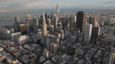 Şehir merkezindeki gökdelenler altın saat güneşiyle aydınlatılıyor. Finansal bölgenin havadan panoramik görüntüsü. San Francisco, California, ABD