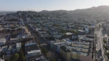 Şehir merkezindeki binaların ve sokakların üzerinden uç. Öğleden sonra evleri aydınlatan güneş ışığı. San Francisco, California, ABD