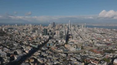 Altın saatinde şehir merkezindeki gökdelenlerle inanılmaz bir şehir manzarası. Büyük şehrin hava kaydırağı ve pan görüntüsü. San Francisco, California, ABD