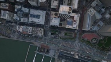 Şehir merkezinin çok üstünde uç. Şehir merkezindeki gökdelenlerin kuş bakışı görüntüsü. San Francisco, California, ABD