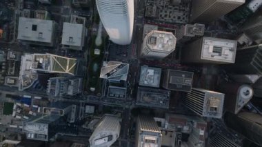 Finans Bölgesi 'ndeki modern yüksek katlı ofis binalarının kamera kayıtları. Sokak ve şehir merkezindeki gökdelenlerin yüksek açılı görüntüsü. San Francisco, California, ABD