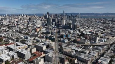 Şehir merkezindeki gökdelenlerin olduğu metropolün hava indirme görüntüleri. Uzun düz Marker caddesine odaklanıyorum. San Francisco, California, ABD