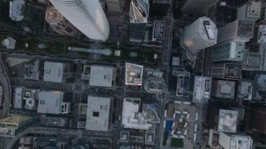 Satış Gücü Kulesi 'nin en alttaki görüntüleri. Şehir merkezindeki şehir merkezindeki modern gökdelenler. San Francisco, California, ABD