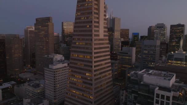 有名なトランスアメリカピラミッドの空中上昇ショット 夕暮れ時のダウンタウンのビジネス超高層ビル 米国カリフォルニア州サンフランシスコ — ストック動画
