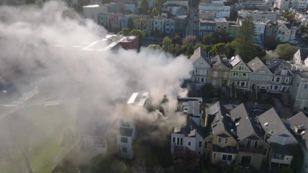 Latać Przez Dym Wznoszący Się Domu Mieszkalnego Dzielnicy Miejskiej Straż — Wideo stockowe