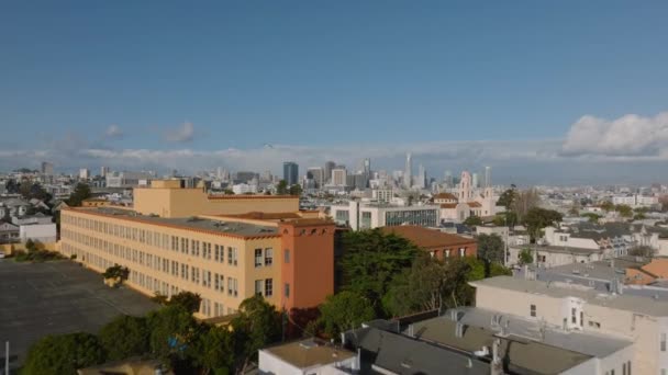 都市部での町の開発の上に低飛行 金融地区の高層オフィスやアパートの建物を明らかにします 米国カリフォルニア州サンフランシスコ — ストック動画