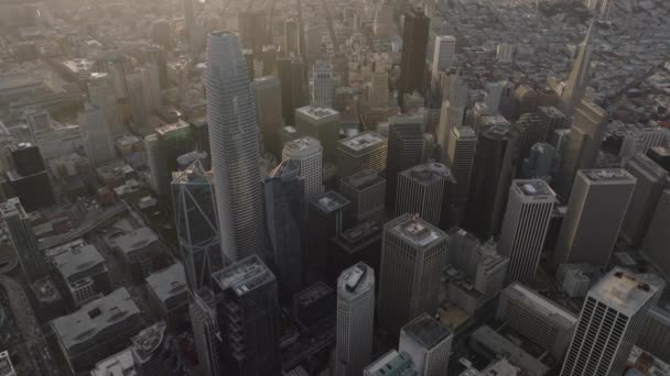 日没時にダウンタウンの上を飛ぶ 近代的な高層ビジネスビルの高い角度ビュー Salesforceタワー トランスアメリカピラミッドや他の有名な高層ビル 米国カリフォルニア州サンフランシスコ — ストック動画