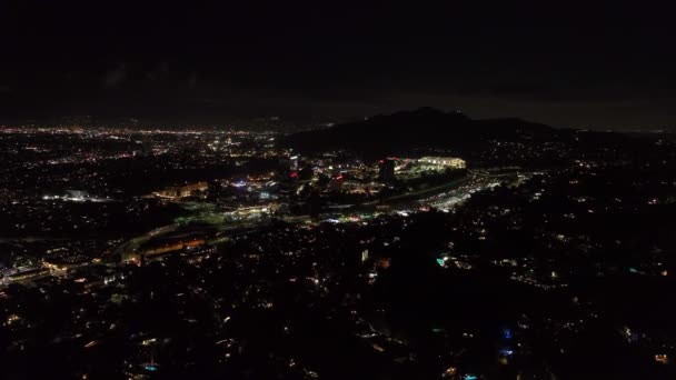 Vpřed Letí Nad Noční Město Auta Jedoucí Víceúrovňové Dálnici Kolem — Stock video